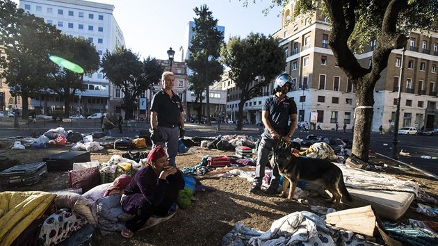 Italská policie vyklidila park v centru Říma, který obsadili uprchlíci z Eritreje. (23. srpna 2017)