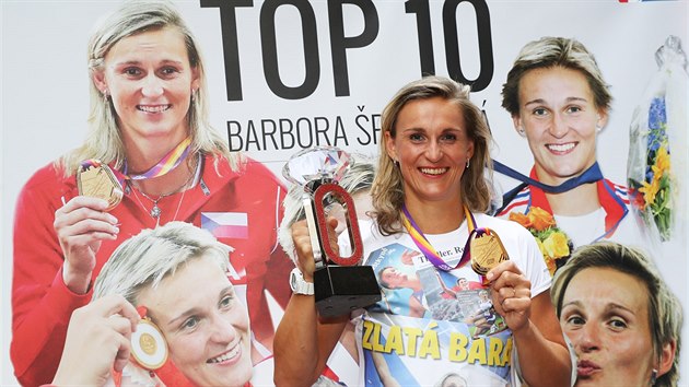 Barbora potkov s trofej pro vtzku Diamantov ligy.