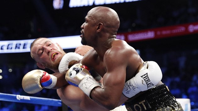 Momentka z utkn Floyd Mayweather (vpravo) vs. Conor McGregor.