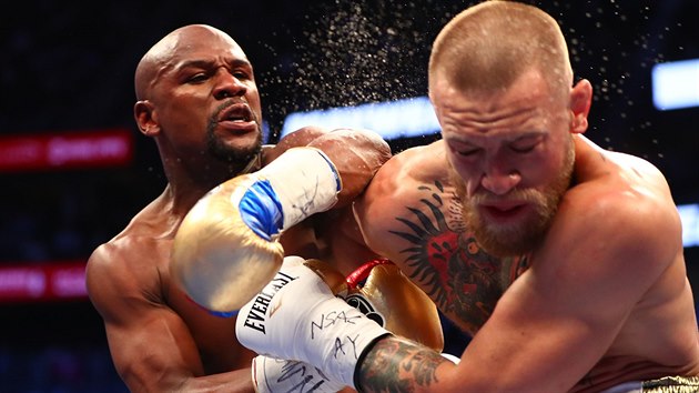 Floyd Mayweather (vlevo) to, Conor McGregor inkasuje.