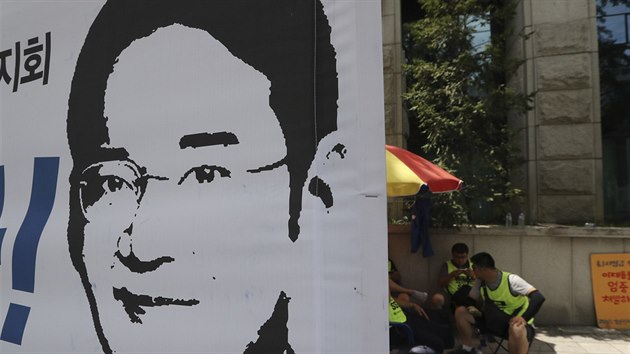 Demonstranti sed za transparentem s podobiznou ddice konglomertu Samsung I e-jonga (25. srpna 2017)