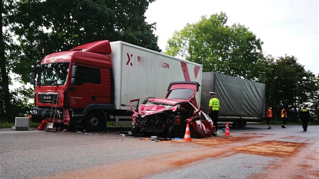 Pi eln srce osobnho auta a kamionu u Nov Paky zemel spolujezdec. (26. 8. 2017)