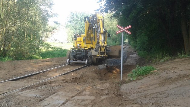 Zamstnanci Sprvy eleznin dopravn cesty dvaj do podku eleznici u Niovic, kde v nedli vykolejil osobn vlak.