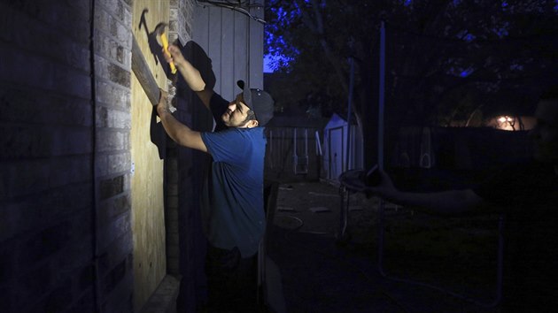 Obyvatel Texasu se pipravuj na hurikn Harvey. ady v nkterch oblastech nadily preventivn evakuaci (25. srpna 2017)