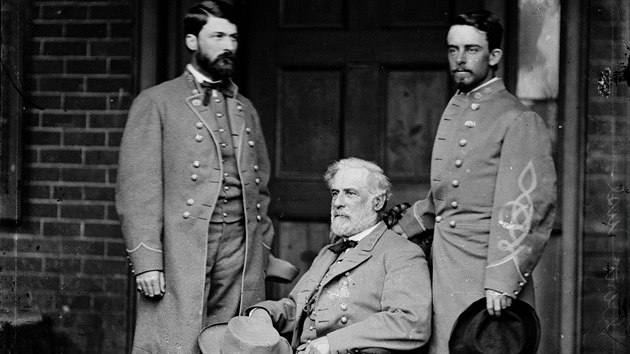 Generál Robert E. Lee se svým synem Georgem Washingtonem Leem (vlevo) a pobočníkem Walterem Taylorem, těsně poté, co se Konfederace vzdala.