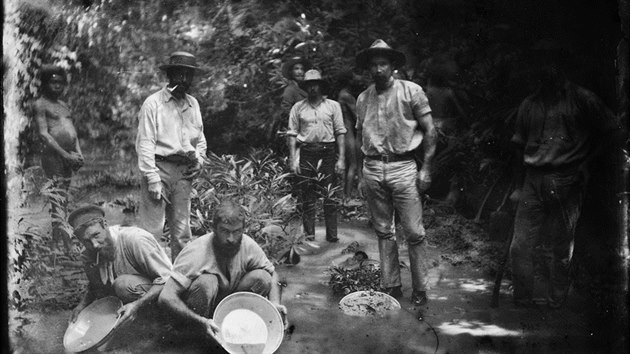 tst pokouela i tato skupina prospektor, rok 1900.