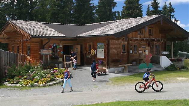 Zázemí lyžařské školy nad Scheffau se proměňuje v létě na dětskou výtvarnou dílnu.