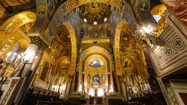 Interiér kaple Cappella Palatina, která je skutečným uměleckým skvostem s nádhernými mozaikami, které doplňují mramor, zlato a drahé kameny.