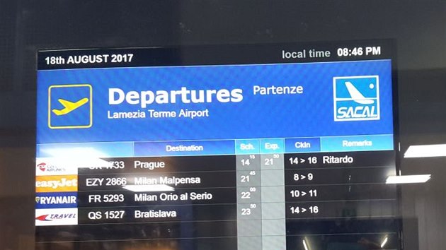 Cestujc Travel Service uvzli na italskm letiti Lamezia Terme, jejich let se zpozdil o estnct hodin.