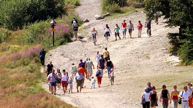 Jedním z hlavních turistických cílů v Moravskoslezských Beskydech jsou Pustevny a Radhošť. Na snímku jsou turisté na cestě právě mezi těmito dvěma místy.