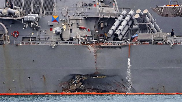Ponien americk torpdoborec John S. McCain po srce s obchodn lod nedaleko singapurskho pstavu. (21. srpna 2017)