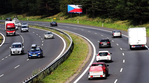 Billboardy u eskch dlnic v pondl hromadn zmnily svj obsah, nov na nich zobrazuj ob esk vlajky. Jde o protest ze strany Svazu provozovatel venkovn reklamy. Ti reaguj na novelu zkona o provozu na pozemnch komunikacch, kter majitelm billboard naizuje od 1. z tyto poutae od dlnic a silnic I. tdy odstranit.