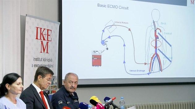 Petr Ton (na snímku vpravo) podstoupil v pražském IKEM transplantaci srdce a jater. (29. srpna 2017)