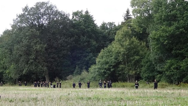 Do ptrn se zapojilo sedm destek policist a hasi, kte proesvali nepehledn tern.