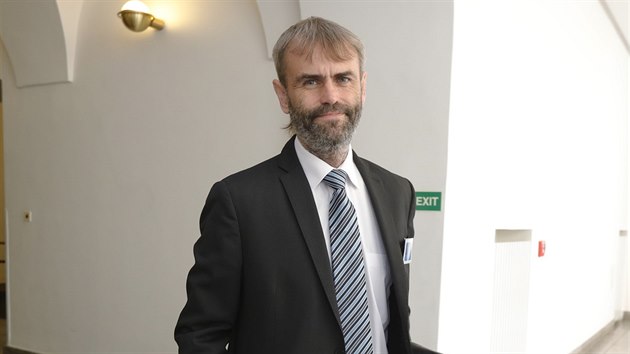 Expolicista Robert Šlachta dorazil do Sněmovny kvůli slyšení před komisí k únikům informací (22. srpna 2017).