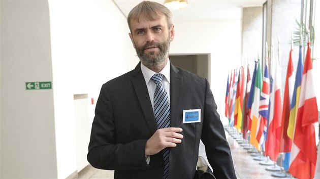 Expolicista Robert lachta dorazil do Snmovny kvli slyen ped komis k nikm informac (22. srpna 2017).