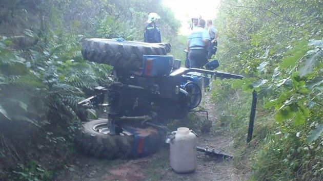 Dva lid se zranili pi pevrcen traktoru u Tkova na Rokycansku