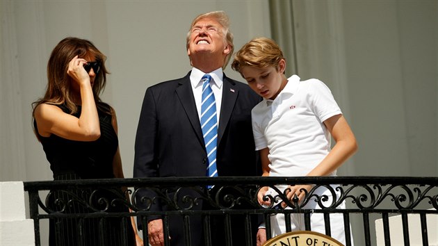Trump se ve spolenosti sv eny Melanie a syna Barrona podval pmo do zatmvajcho se Slunce rovnou nkolikrt. (21. srpna 2017)