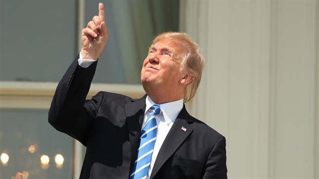 Americký prezident Donald Trump ukazuje svým fanouškům, kam se mají na zatmění slunce podívat. Ovšem bez ochranných brýlí i přesto, že na něj jeden z jeho poradců zavolal, aby to nedělal. Nyní si z Trumpa lidé dělají legraci, zda se stane prvním slepým prezidentem v dějinách USA. (21. srpna 2017)