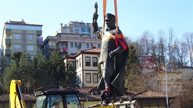 Atatrkova socha ve mst Rize na severovchod Turecka se z nmst v centru msta pesthovala ped budovu kancel tamnho guvernortu. (7. nora 2017)