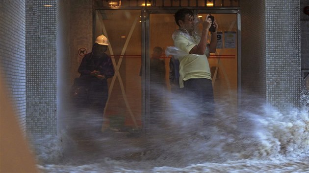 Hongkong zasáhl silný tajfun Hato. (23. srpna 2017)