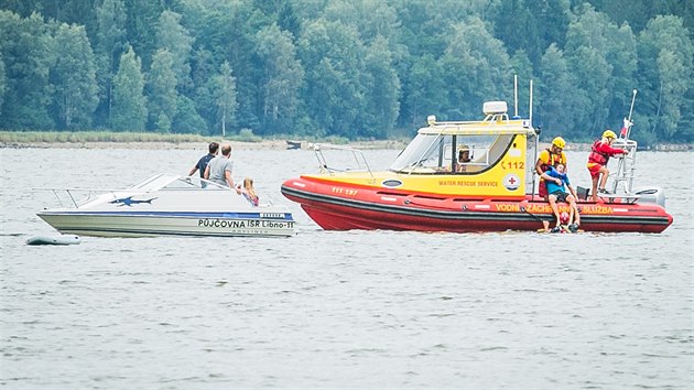 Záchranáři tahají z vody muže, kterého z paddleboardu shodila loď s mladými lidmi. Tak vypadala jedna ze scén natáčeného seriálu.
