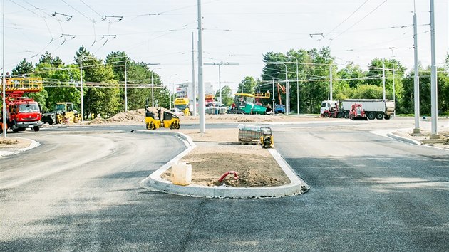 Dlnci dokonuj okrun kiovatku na ken Husovy tdy a Strakonick ulice.