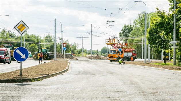 Dlnci dokonuj okrun kiovatku na ken Husovy tdy a Strakonick ulice.