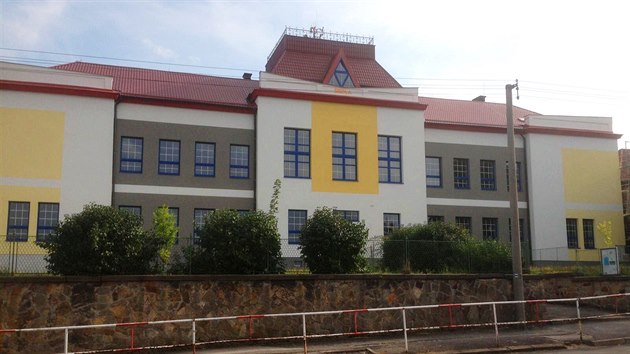 Budova ZŠ v Kamenných Žehrovicích na Kladensku před dokončením rekonstrukce (24. srpna 2017)