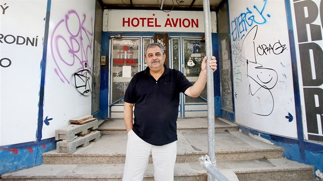 Stanislav Berousek odkoupil hotel Avion od restituent v roce 2005. Rekonstrukci slavn budovy od brnnskho architekta Bohuslava Fuchse chce stihnout do konce roku. Krom dlnk a pamtk dovnit nikoho z bezpenostnch dvod zatm nepout.