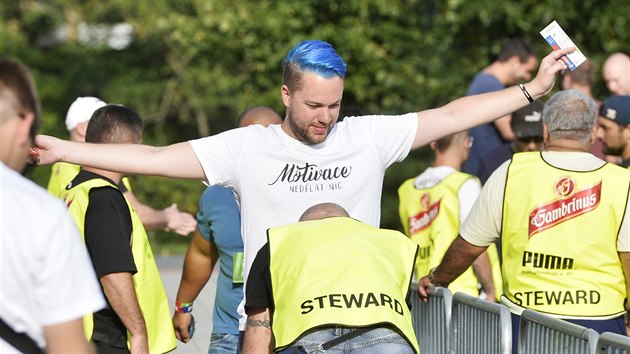 Kontrola fanouk Banku ped vstupem na stadion v Plzni..