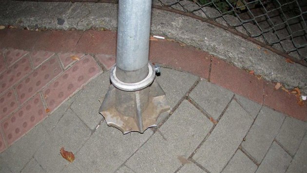 Jedna z poniench dopravnch znaek, kter vandal v obci na Olomoucku podle policie vytrhl z jejich betonovho zkladu. (26. 8. 2017)