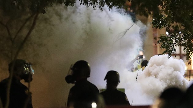 Policie pouila na rozehnn protestujcch bhem Trumpova mtinku ve Phoenixu slzn plyn. (23. srpna)