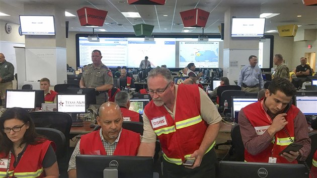 Texaští záchranáři se připravují na příchod hurikánu Harvey. (25. srpna)