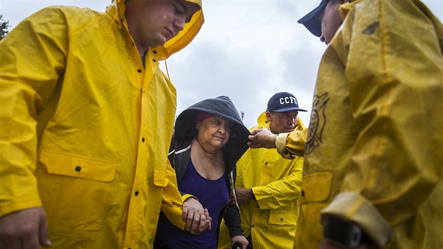 Texaští hasiči pomáhají občanům s evakuací před hurikánem Harvey. (25. srpna 2017)