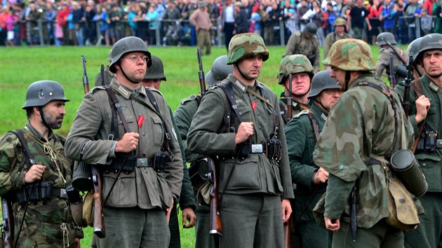 Vojáci v dobových uniformách na přehlídce Cihelna