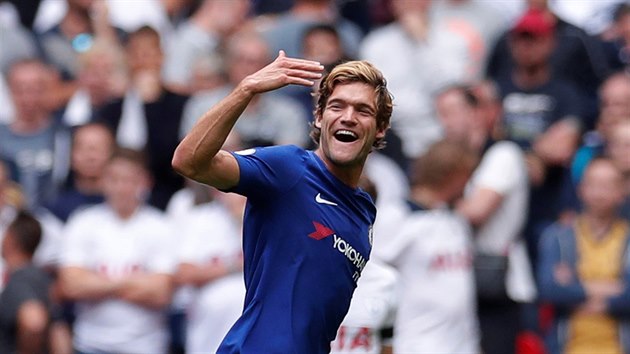 Marcos Alonso slav gl do st Tottenhamu.