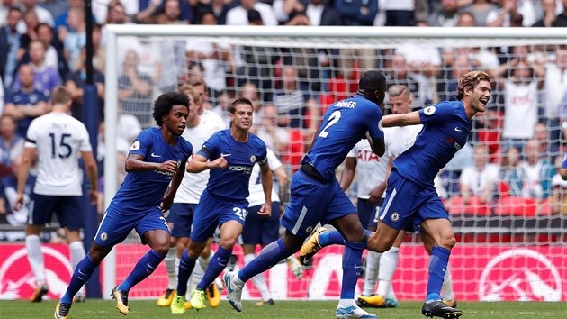 Marcos Alonso slav gl do st Tottenhamu.