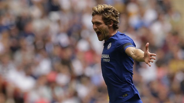 Marcos Alonso slav gl do st Tottenhamu.