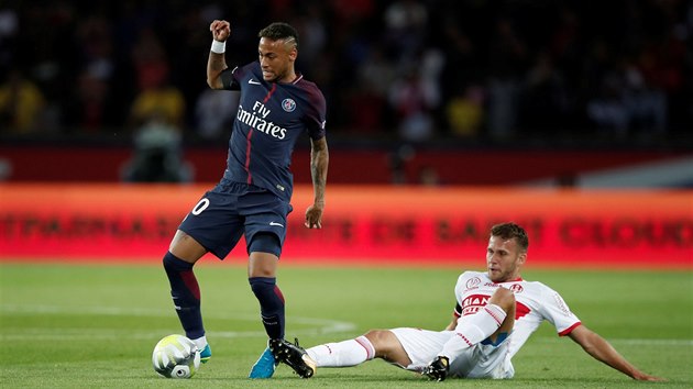 Brazilsk fotbalista Neymar v dresu PSG bhem zpasu proti Toulouse.