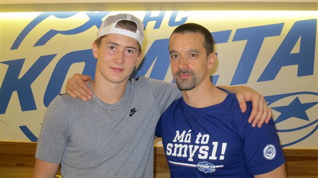 U JSOU SLADNI. Kondin kou Milo Peca s talentovanm tonkem Martinem Neasem, jeho letos draftovala Carolina do NHL.