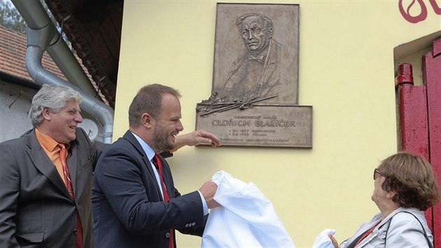 Veden novomstsk radnice spolen s Naddou Blakovou Horovou odhalilo ve Slavkovicch pamtn desku mali Oldichu Blakovi.