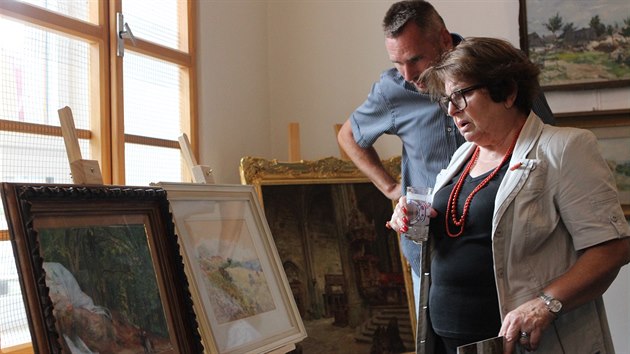 Bla���kova vnu�ka Nad�da Bla���kov� Horov� na v�stav� obraz� sv�ho d�de�ka ve slavkovick� �kole.