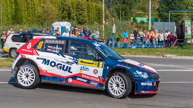 A JDE SE NA VC. Roman Kresta vyr na zmnnou trasu rychlostn zkouky Bezov v rmci Barum rallye Zln.