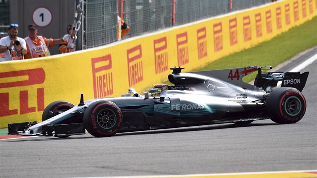 Lewis Hamilton v kvalifikaci na Velkou cenu Belgie formule 1.
