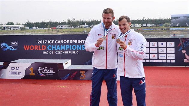 Jakub Špicar a Daniel Havel slaví na MS v kanoistice v Račicích bronz ze závodu K2 na tisíc metrů.