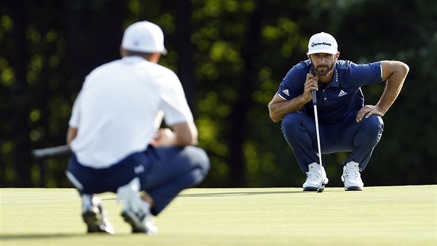 Jordan Spieth a Dustin Johnson (vpravo) studuj drhu patu na turnaji Northern Trust v New Yorku.