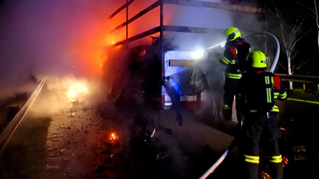 S ohnm bojovali hasii od tvrt hodiny rann.