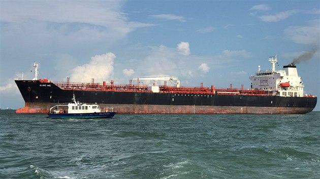 Tanker Alnic MC po srce s americkm torpdoborcem v singapurskch vodch (21.8.2017)