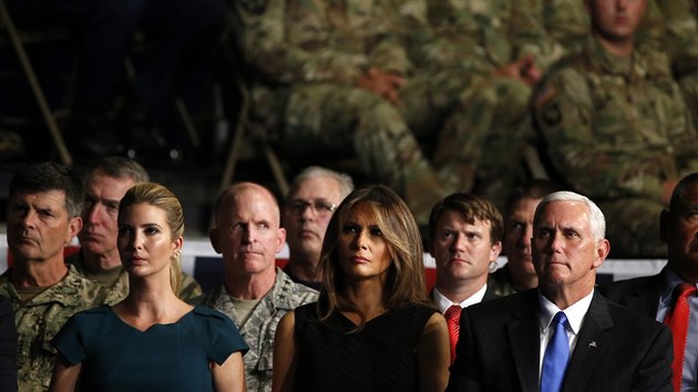 Trumpova dcera Ivanka (vpedu vlevo), manelka Melania (uprosted) a viceprezident Mike Pence (vpravo) sledovali prezidentv projev o strategii pro Afghnistn na zkladn Fort Myer (21. srpna 2017)